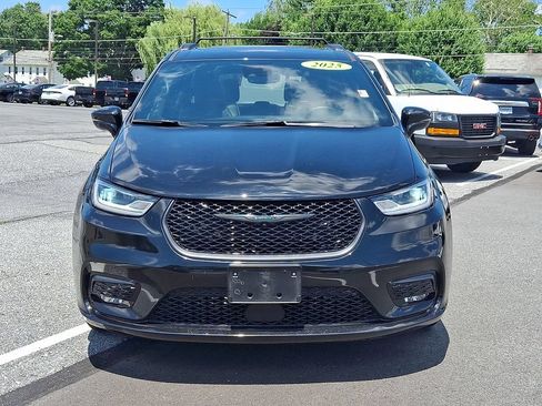 Used 2025 Chrysler Pacifica Limited FWD image 2