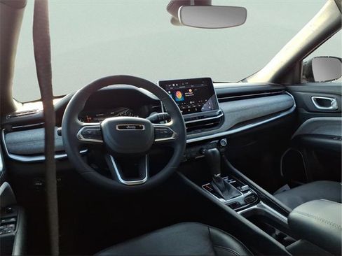 Used 2023 Jeep Compass Latitude image 9