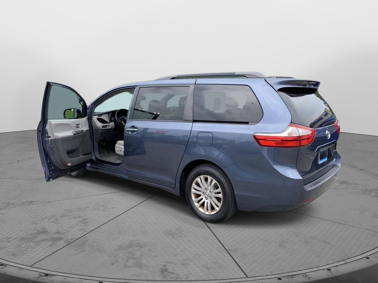 Used 2017 Toyota Sienna XLE Premium FWD image 9