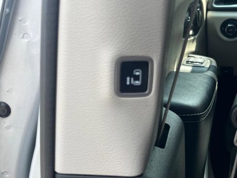 Used 2023 Chrysler Pacifica Touring-L image 37