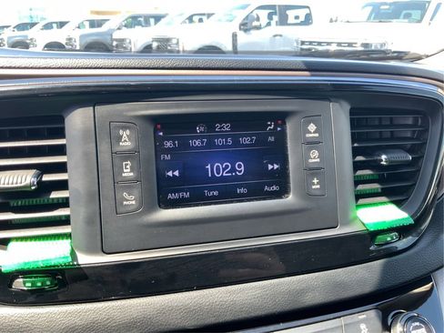 Used 2017 Chrysler Pacifica LX FWD image 16