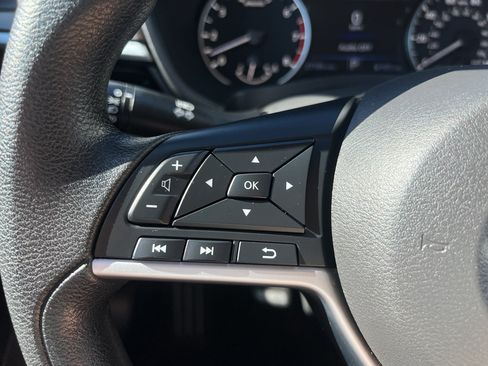 Used 2024 Nissan Altima 2.5 SV FWD image 11