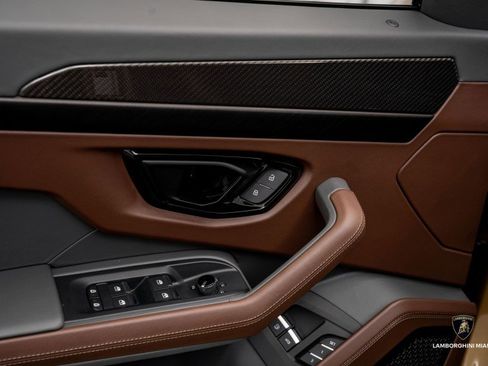 Used 2025 Lamborghini Urus SE image 22