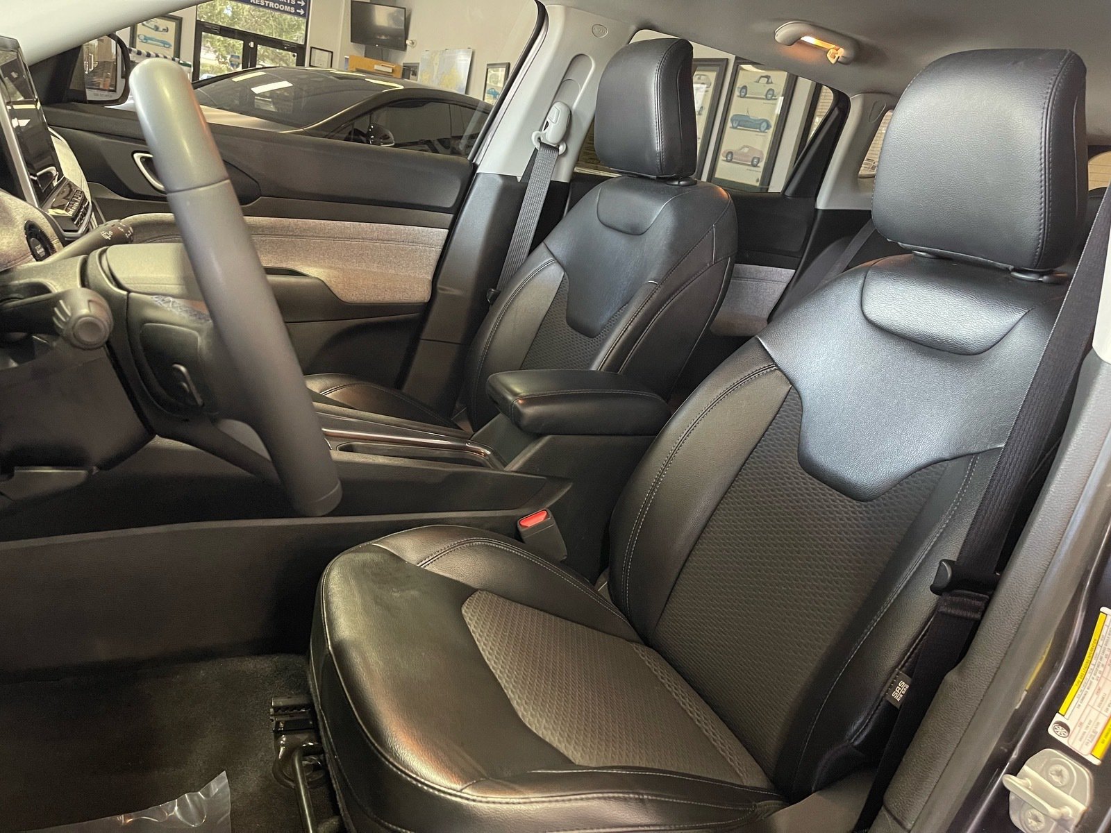 Used 2022 Jeep Compass Latitude FWD image 26