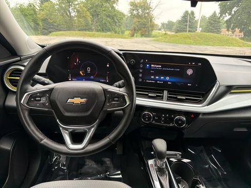 Used 2024 Chevrolet Trax LT w/ Driver Confidence Package FWD image 27