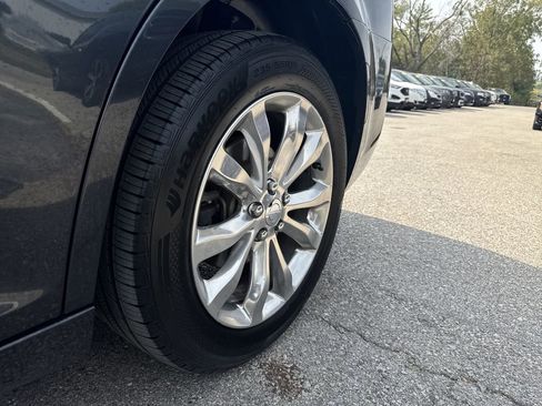 Used 2018 Chrysler 300 Touring image 9