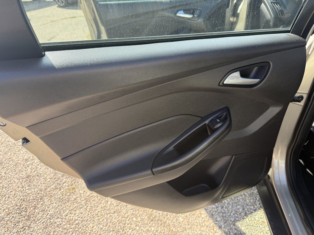 Used 2016 Ford Focus SE FWD image 13
