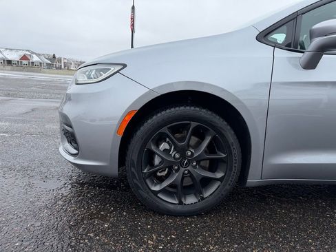 Used 2021 Chrysler Pacifica Touring-L w/ Uconnect Theater Family Group AWD/4WD image 10