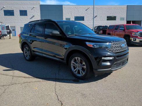 Used 2021 Ford Explorer XLT w/ Equipment Group 202A image 2