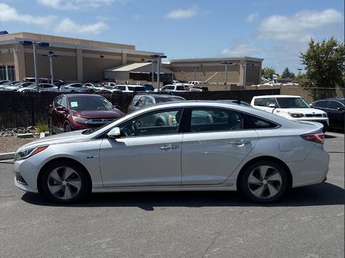 Used 2016 Hyundai Sonata Limited w/ Option Group 02 FWD image 2