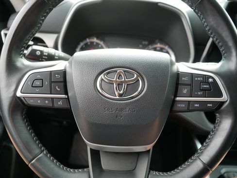 Used 2023 Toyota Highlander XLE AWD/4WD image 25