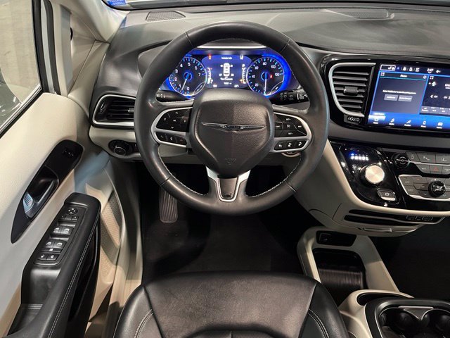 Used 2024 Chrysler Pacifica Touring-L FWD image 18