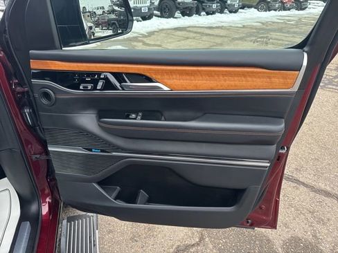 Used 2024 Jeep Grand Wagoneer L Series III AWD/4WD image 13