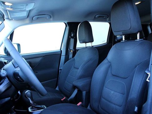 Used 2019 Jeep Renegade Latitude w/ Popular Equipment Group image 11