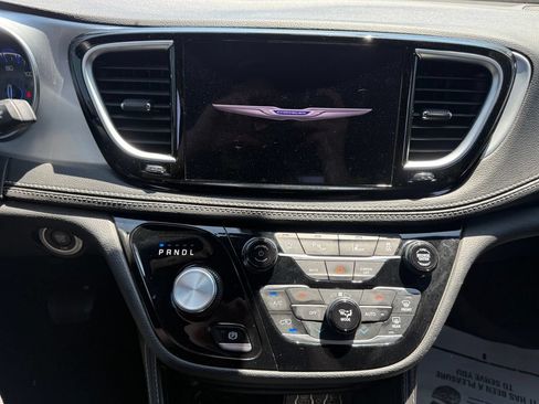 Used 2025 Chrysler Pacifica Limited FWD image 19