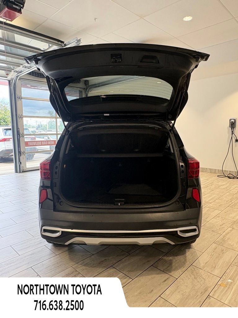 Used 2023 Kia Seltos SX w/ SX Sunroof Package AWD/4WD image 6