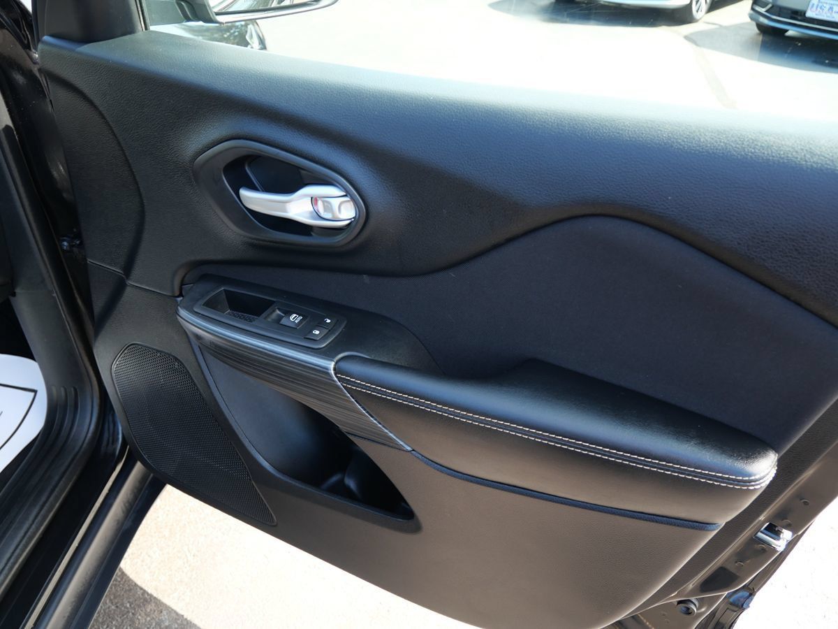 Used 2016 Jeep Cherokee Latitude FWD image 19