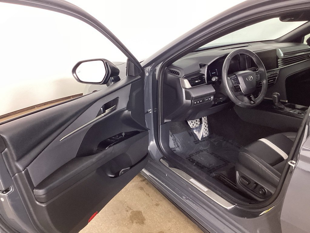 Used 2025 Toyota Camry SE w/ Convenience Package FWD image 9