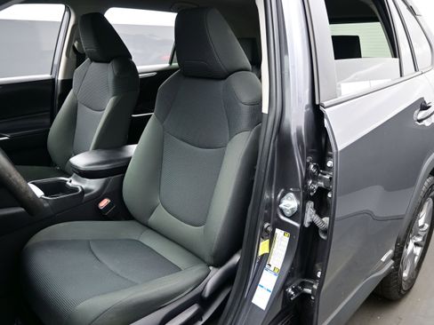 Used 2022 Toyota RAV4 LE AWD/4WD image 11