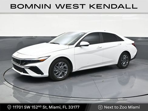 Used 2024 Hyundai Elantra SEL FWD image 1