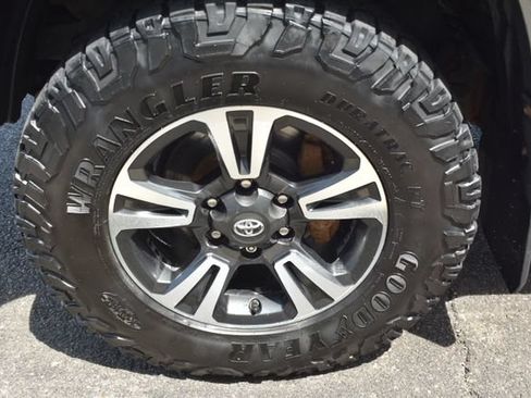 Used 2018 Toyota Tacoma SR5 AWD/4WD image 45