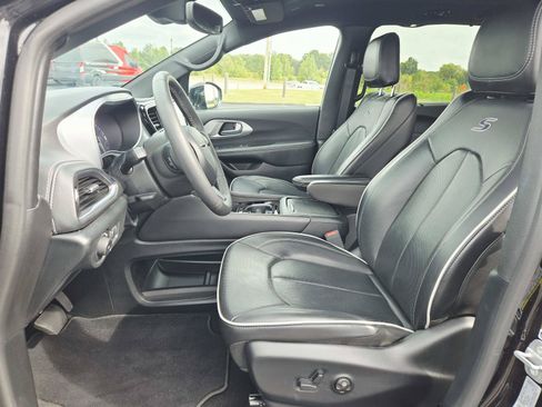 Used 2025 Chrysler Pacifica Limited FWD image 13