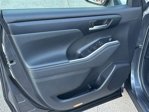 Used 2023 Toyota Highlander XLE image 12