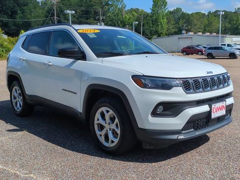 Used 2024 Jeep Compass Latitude AWD/4WD image 3