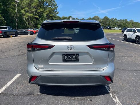 Used 2024 Toyota Highlander XLE AWD/4WD image 15