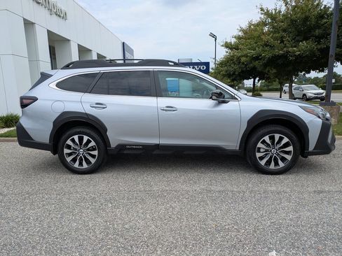 Used 2025 Subaru Outback Limited AWD/4WD image 3