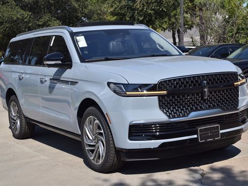 New 2025 Lincoln Navigator L Reserve image 3