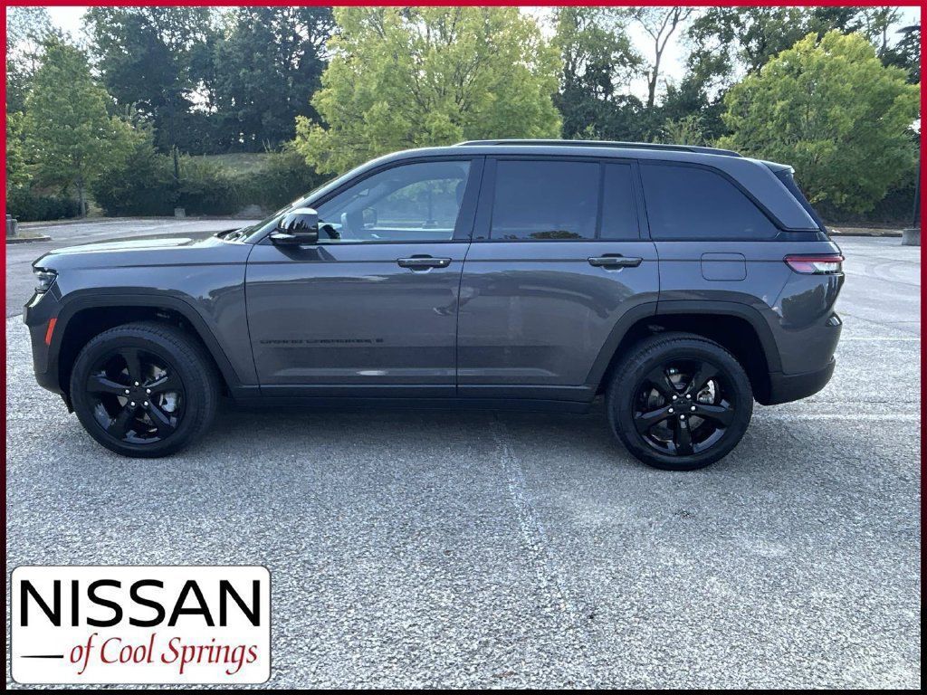 Used 2024 Jeep Grand Cherokee Limited w/ Black Appearance Package AWD/4WD image 4