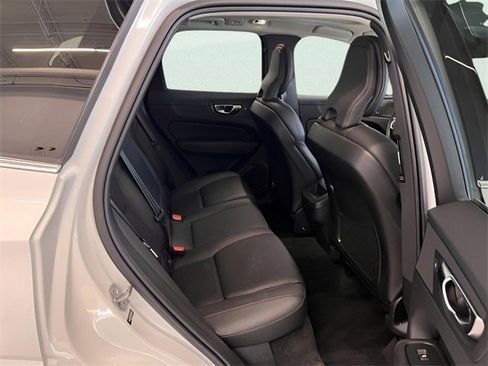 Used 2021 Volvo XC60 T5 Momentum w/ Premium Package image 13