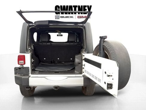 Used 2014 Jeep Wrangler Unlimited Sahara w/ Max Tow Package AWD/4WD image 13