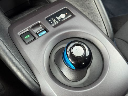 Used 2025 Nissan Leaf S image 27