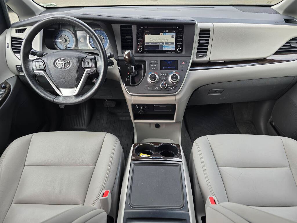 Used 2020 Toyota Sienna XLE w/ XLE Navigation Package FWD image 17