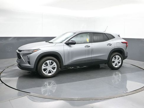 Used 2025 Chevrolet Trax LS image 2