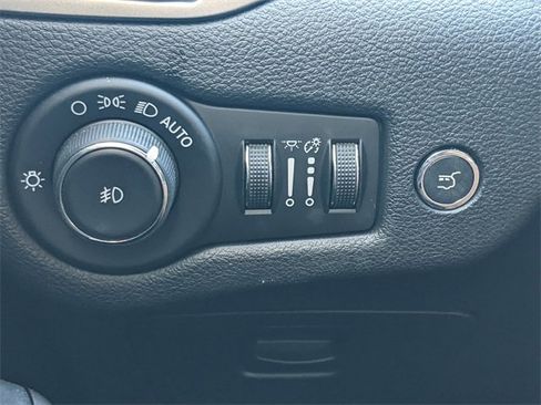 Certified 2020 Jeep Cherokee Latitude Lux w/ Comfort/Convenience Group image 19