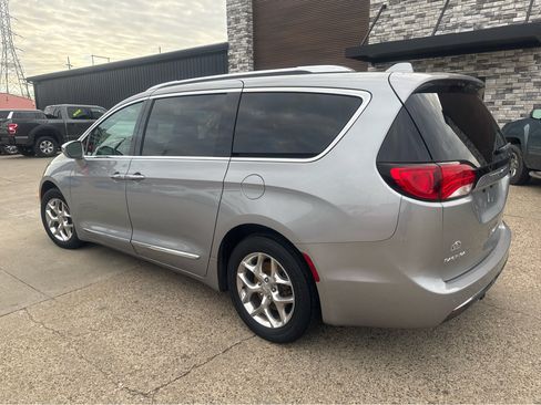 Used 2019 Chrysler Pacifica Limited image 2