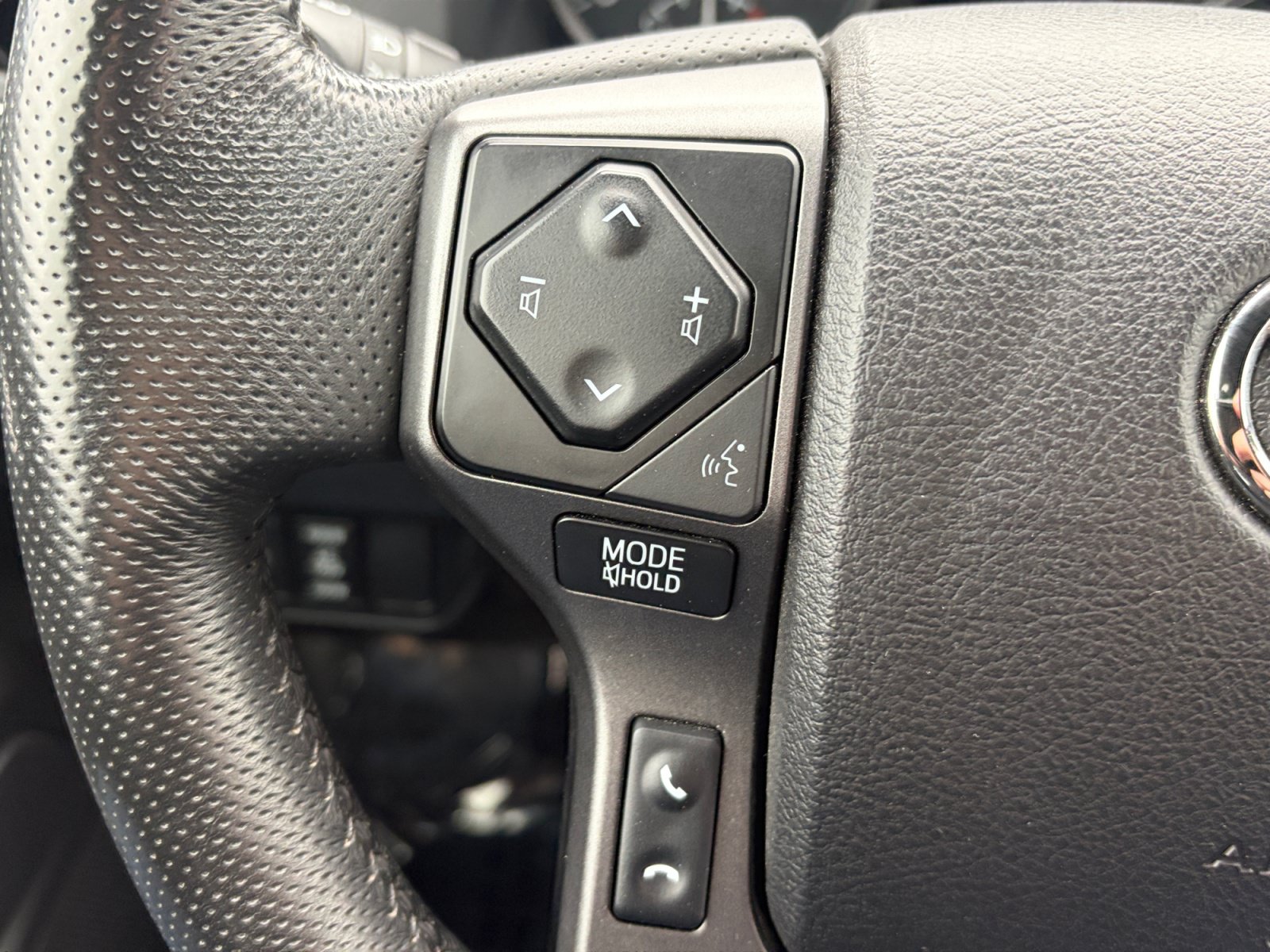 Used 2022 Toyota Tacoma TRD Off-Road w/ Technology Package AWD/4WD image 21