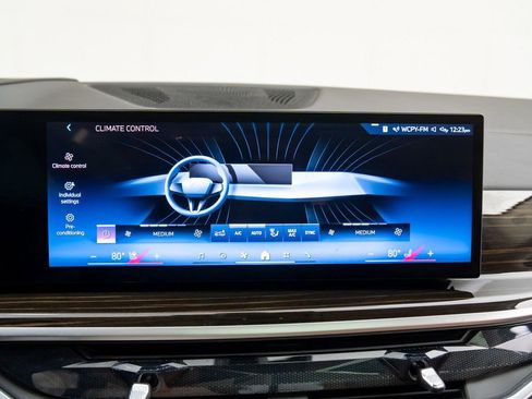 Certified 2025 BMW X7 xDrive40i w/ Premium Package image 27