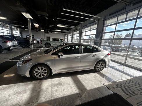 Used 2021 Toyota Corolla LE image 3