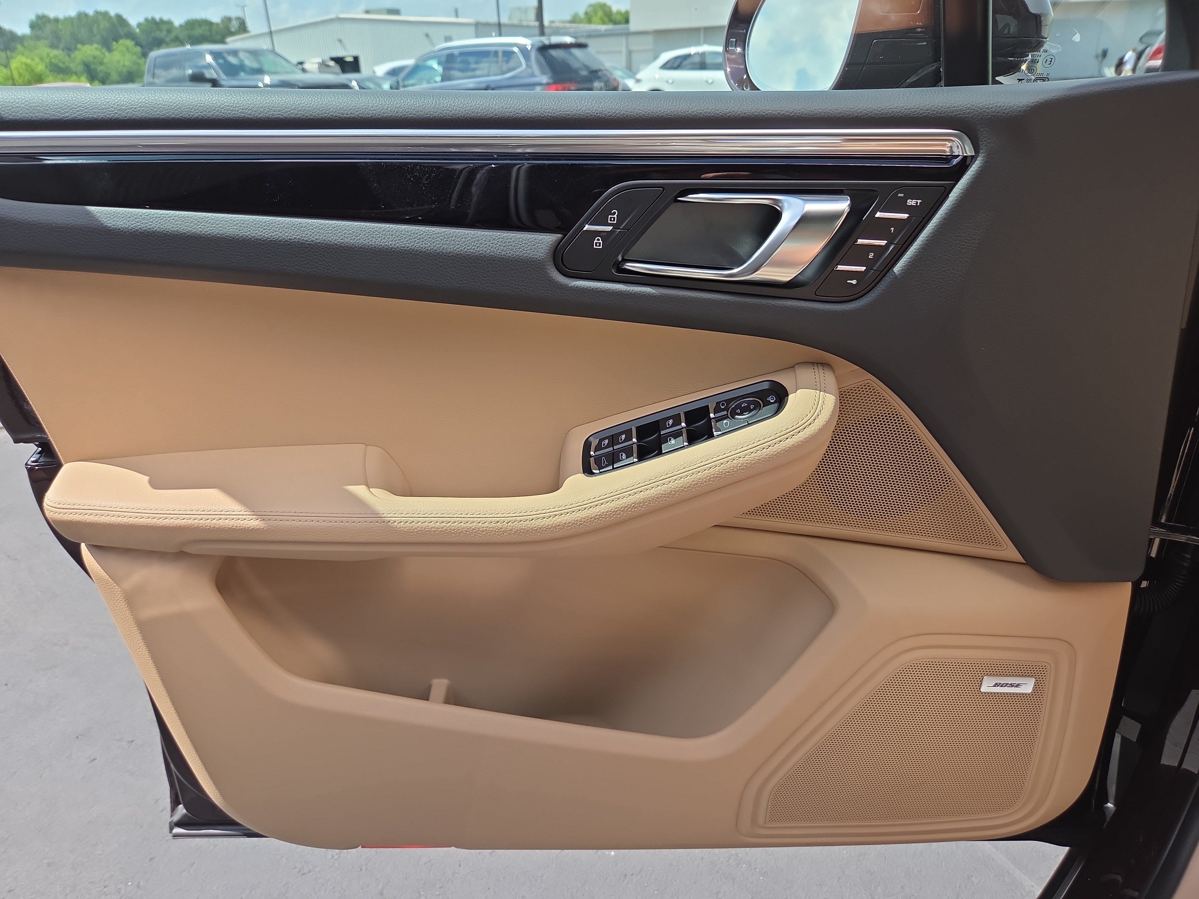 Certified 2025 Porsche Macan AWD/4WD image 17