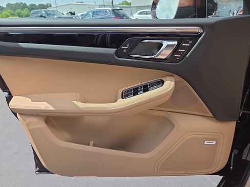 Used 2025 Porsche Macan image 17