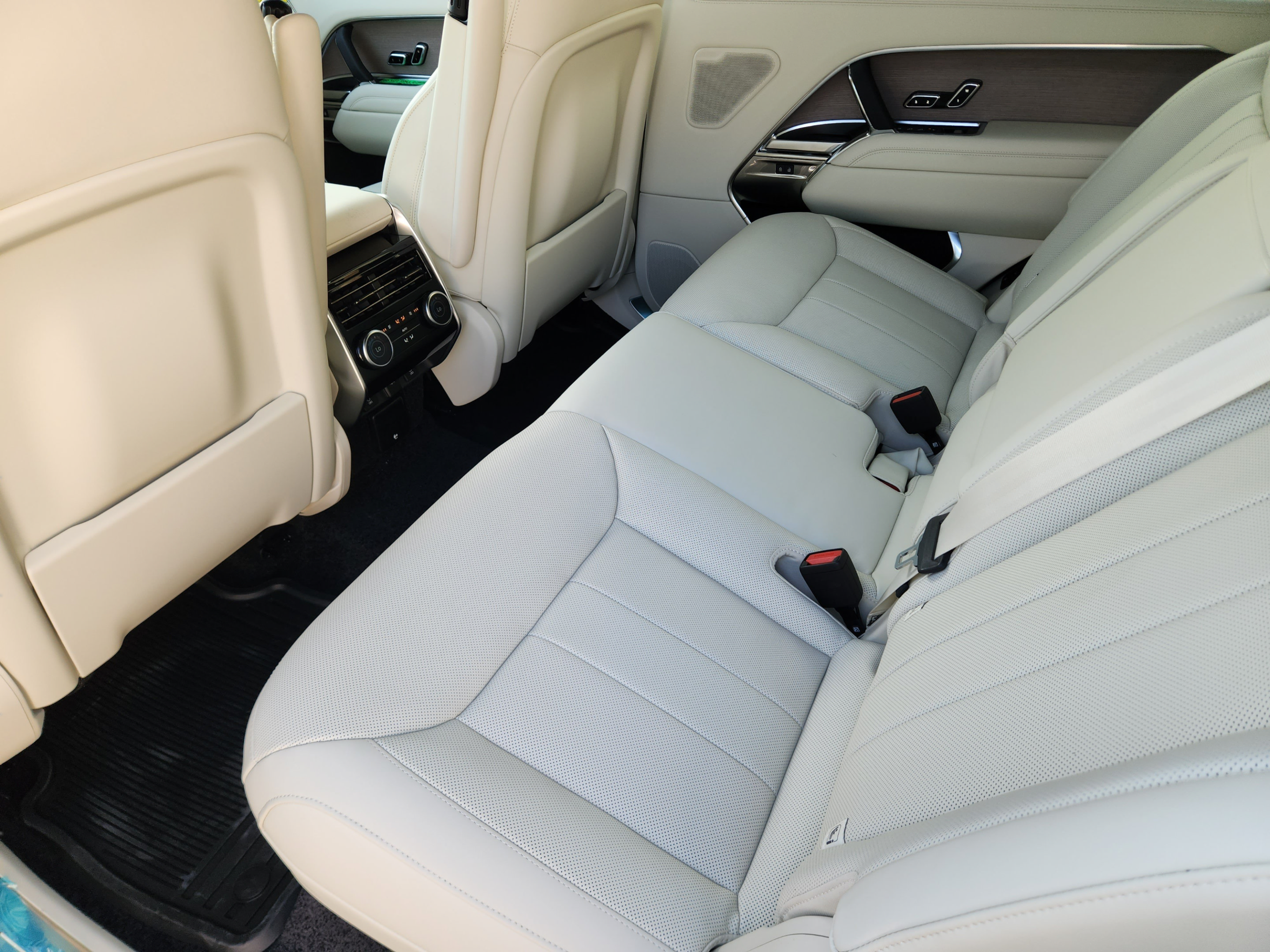 New 2026 Land Rover Range Rover Long Wheelbase SE AWD/4WD image 24