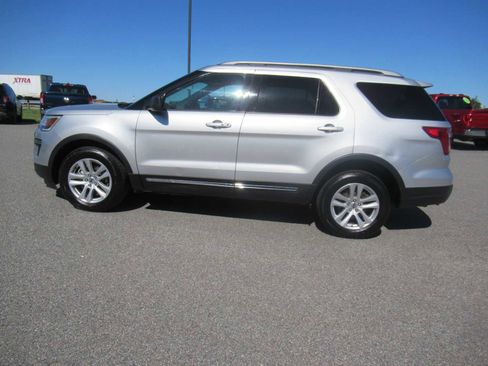 Used 2018 Ford Explorer XLT AWD/4WD image 8