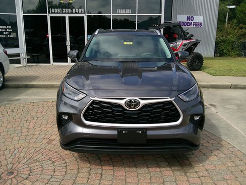 Used 2024 Toyota Highlander XLE image 6