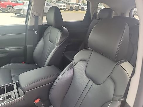 Certified 2025 Kia Sorento S w/ Panoramic Sunroof Package image 8