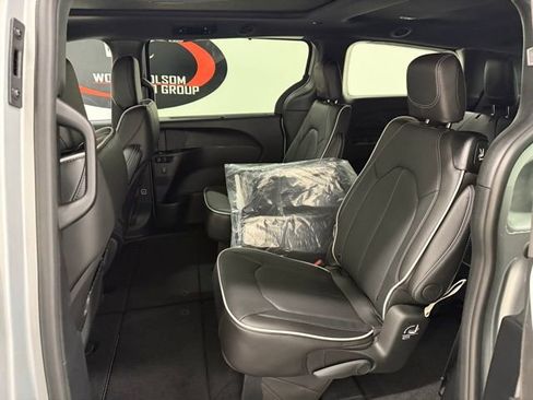 New 2026 Chrysler Pacifica Limited image 16