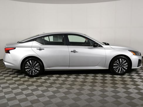 Used 2024 Nissan Altima 2.5 SV FWD image 5